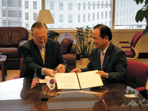 Bement and the chairman of the Korean Science and Engineering Foundation sign a memorandum of understanding to promote cooperation, Aug. 2006 (courtesy: Jim Crawford, NSF)