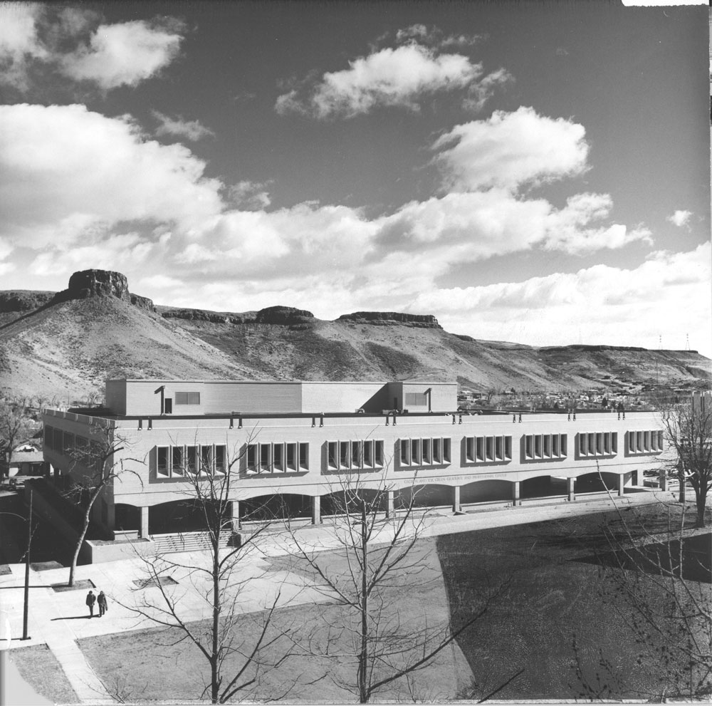 1971 Green Center The first privately funded building at Mines for many decades, the Green Center heralded in a new era of philanthropy at Mines. Home to the Department of Geophysics, it also created much needed event and research space. (Photo taken 1972; Russell & Lyn Wood Mining History Archive, Arthur Lakes Lib., CSM)
